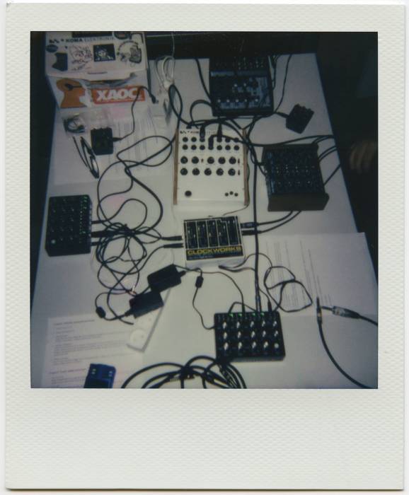 Polaroid af syntheziser manifestation Polaroid af syntheziser manifestation